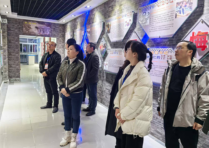 学员在县反腐倡廉警示教育基地参观学习。