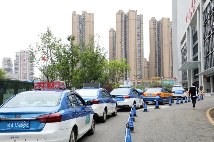 1 出租车有序排队候客.jpg