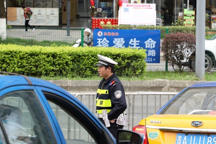 3 交警对路面进行巡查.jpg