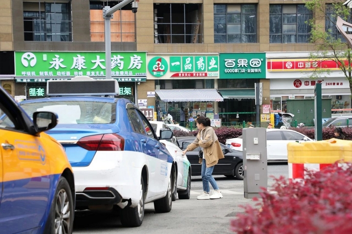 5 市民群众在出租车候客区有序乘车.jpg