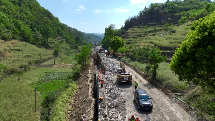 公路施工改造现场。