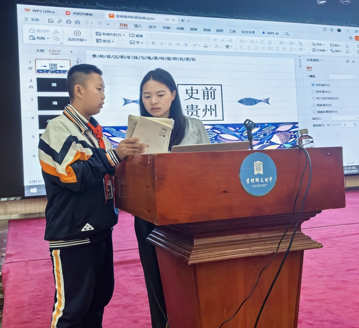 5 学生向科普团队的老师请教问题。.jpg