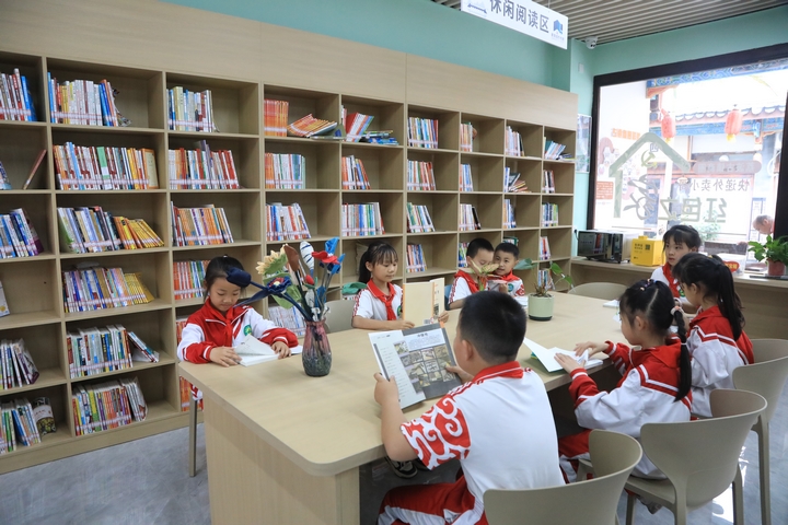 2 学生们在荔波古镇景区城市主题书房阅读，以书会友传文明。.JPG