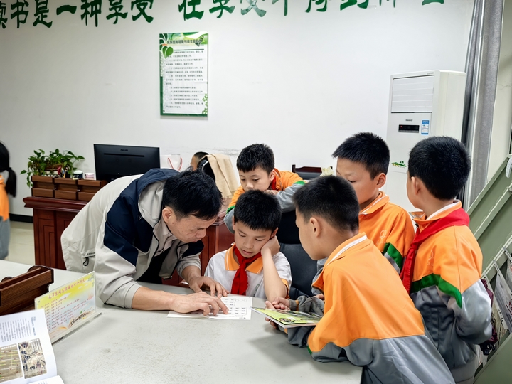 3 在荔波县民族图书馆，老师和学生们一起探讨交流。.jpg