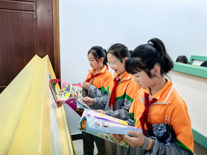 4 在荔波县民族图书馆，学生们挑选喜欢的书籍阅读。.jpg