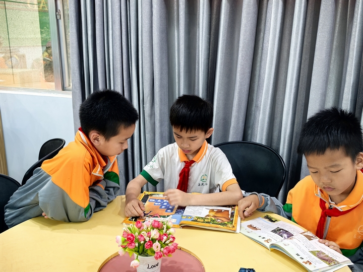 5 在荔波县民族图书馆，学生们挑选喜欢的书籍阅读。.jpg