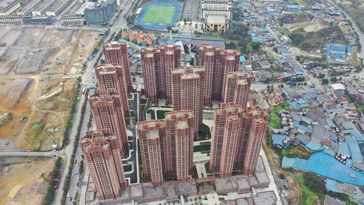 3、仁懷市2018年城市棚戶區(城中村)改造項目一期第二安置點工程項目一幢幢高樓挺拔聳立。.JPG