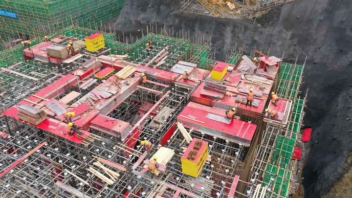 1、仁懷市2016年度蒼龍城市棚戶區改造項目（關水溝地塊）項目建設現場，施工人員正在進行高層住宅建筑的主體結構施工。.JPG