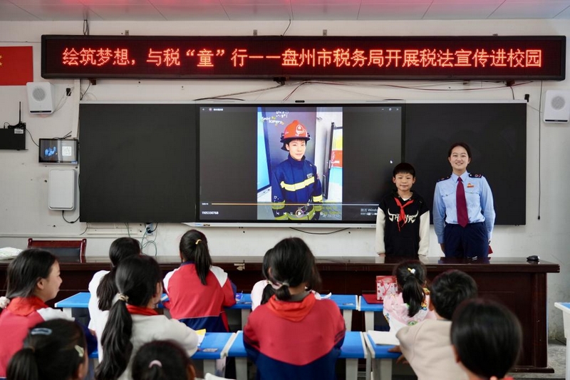 税务干部为孩子们生成AI梦想职业照。李琪摄