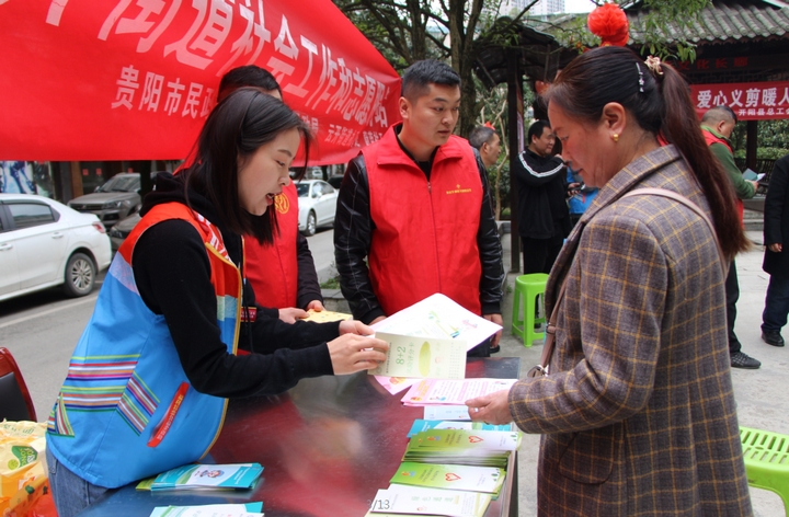 图为：发放“治风”宣传资料.jpg