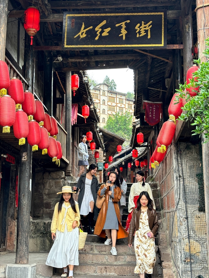 1、达人们在女红军街取景。（刁苓沙 摄）.jpg