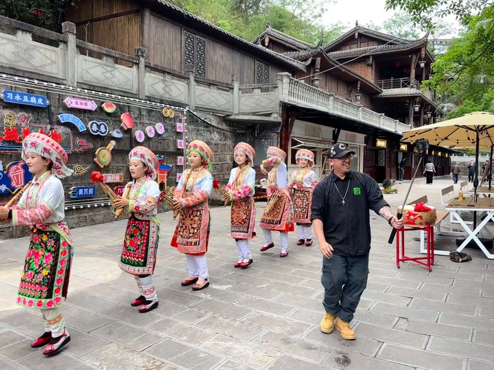 3、景区内苗家阿妹的斗脚舞表演沸腾起来（任奕欣 摄）.jpg