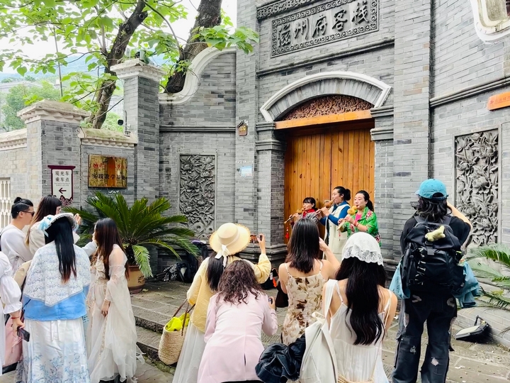 4、达人们偶遇乐器演奏组，进行拍照打卡（任奕欣 摄）.jpg