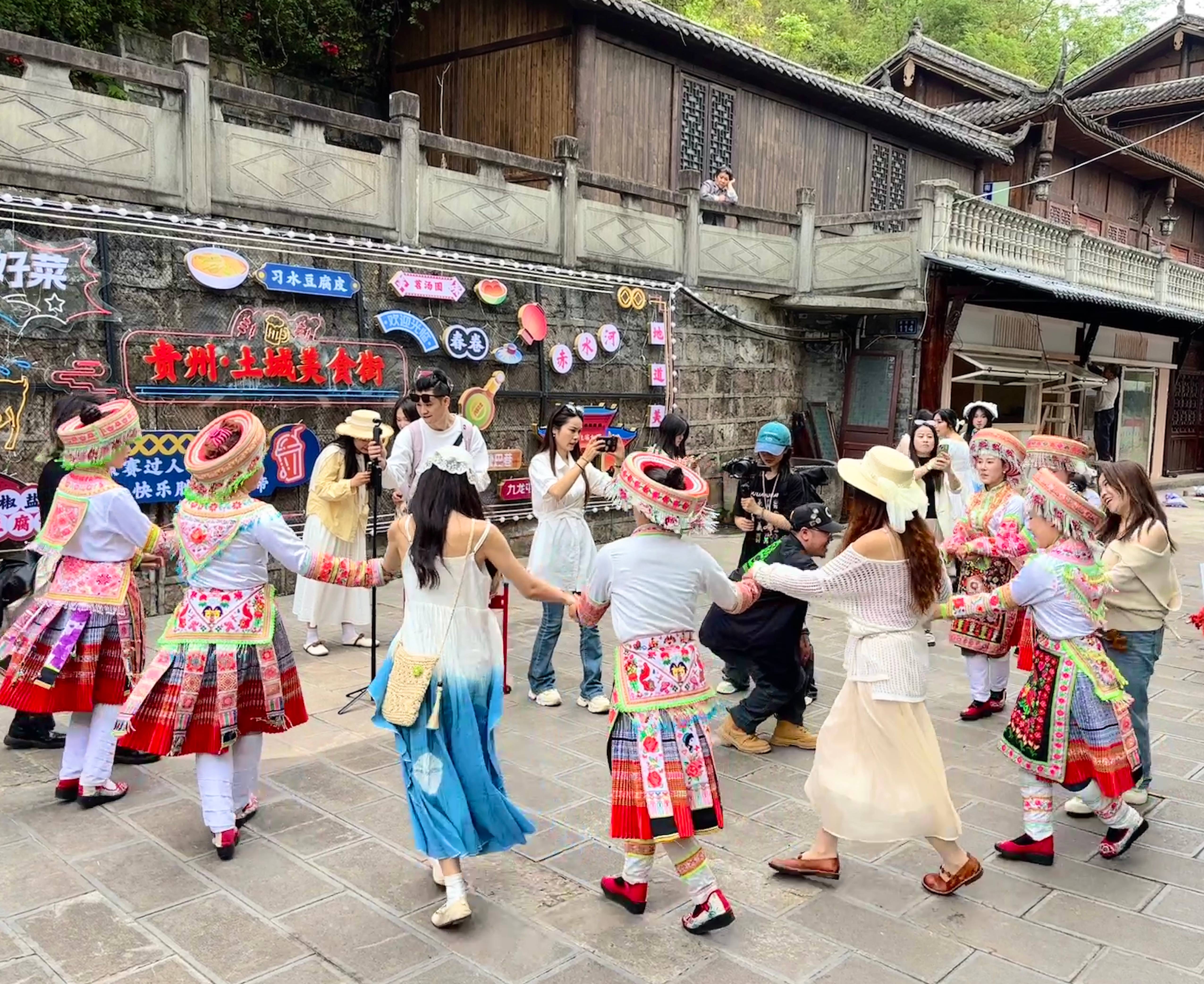 5、达人们踊跃加入舞蹈队列，即兴创造出 “网红版斗脚舞”（任奕欣 摄）.jpg