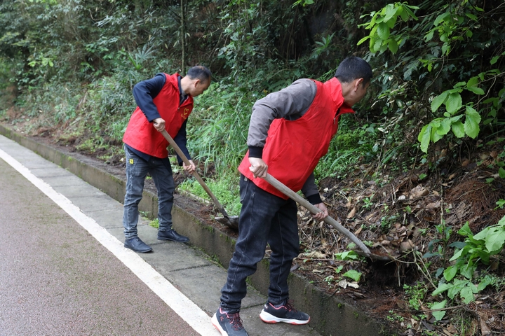 志愿者清理路边垃圾（周远 摄）.jpg