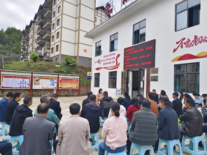在赫章县汉阳街道银田社区宣讲现场  王俊 摄.jpg