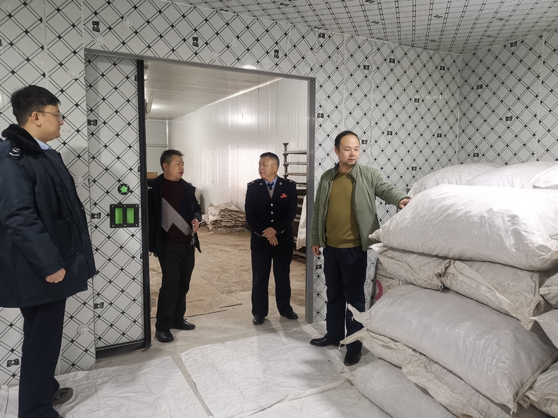 黎平县税务局深入企业了解生产经营情况，并现场进行政策辅导。