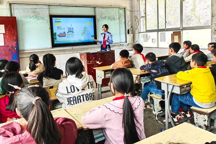 税务干部为小朋友们讲解税收知识。陶圣洁摄