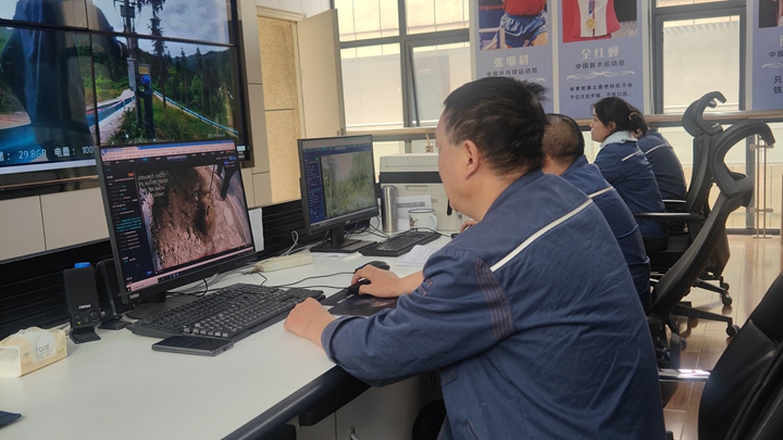 图为石阡供电局值班人员对节假日期间各施工作业计划进行线上监控。杨文美摄