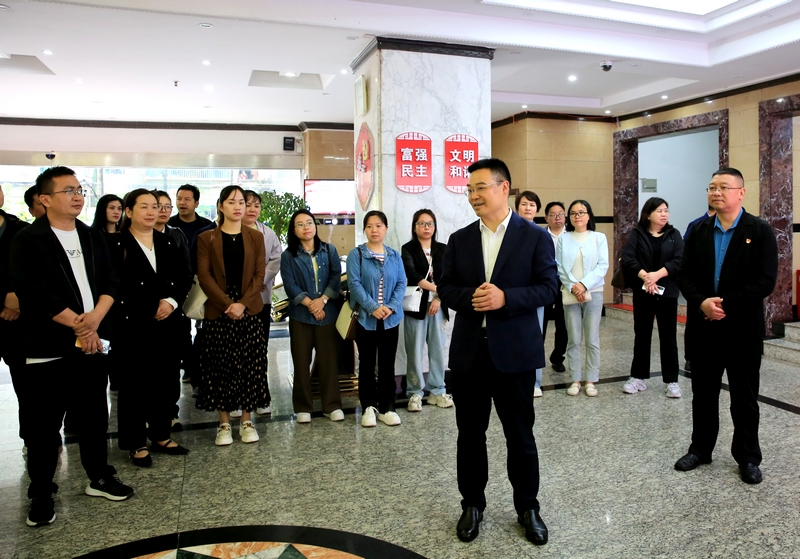 黔东南州税务局党委书记、局长郑华兵（中）致欢迎词。