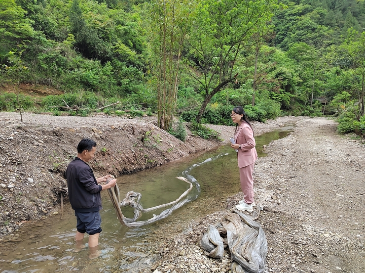 城關鎮黨委書記到伍旗村雷洞溝組宣傳地質災害相關知識.jpg