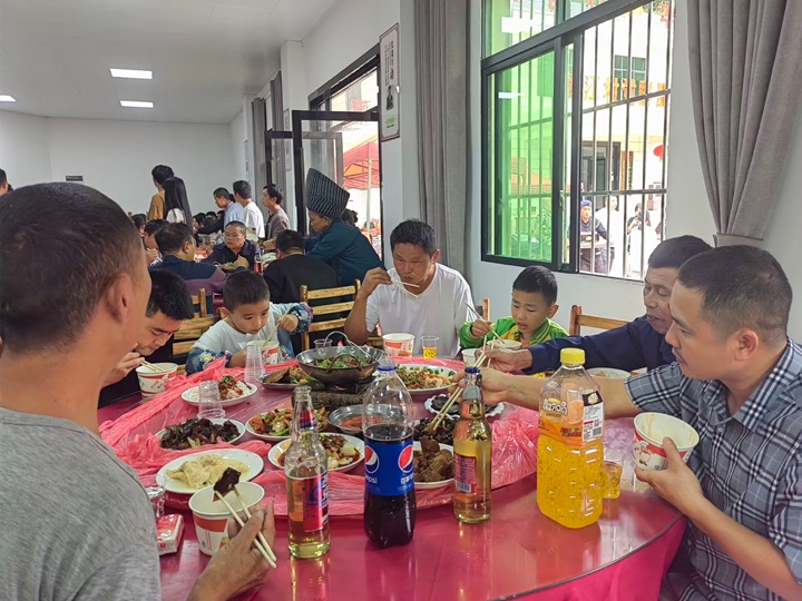 松江村村民在“合约食堂”用餐。牛郎镇人民政府供图