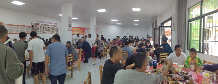 松江村村民在“合约食堂”用餐。牛郎镇人民政府供图