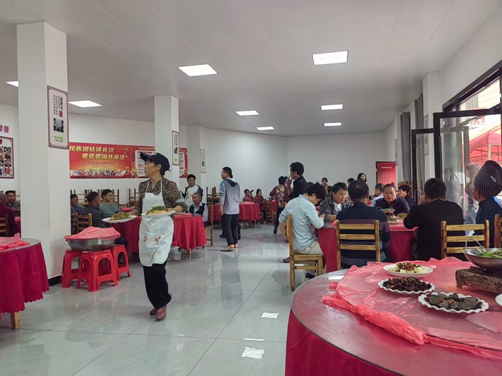 松江村村民在“合约食堂”用餐。牛郎镇人民政府供图