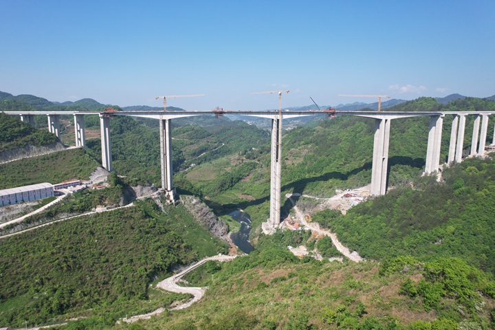 图为南明河特大桥全景。