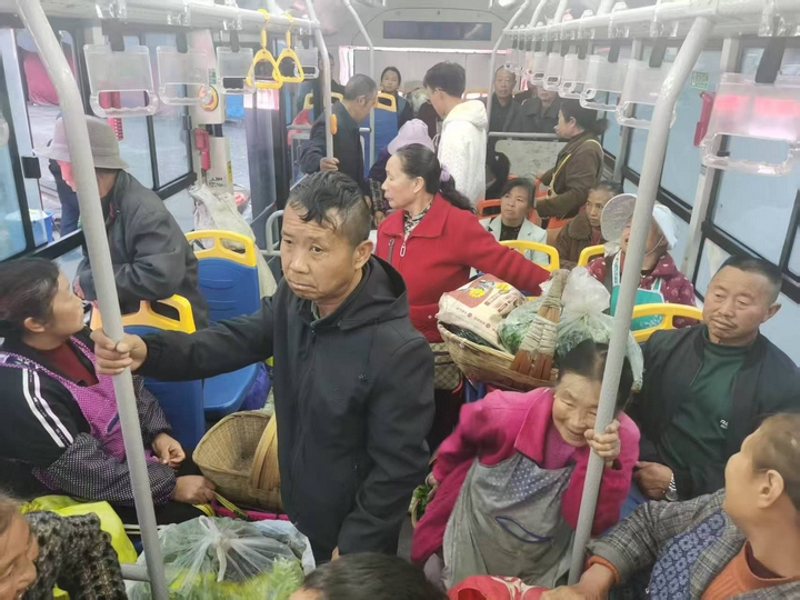 卫城至清镇“惠农公交”车厢内情景。图片来源：清镇市公交公司.jpg