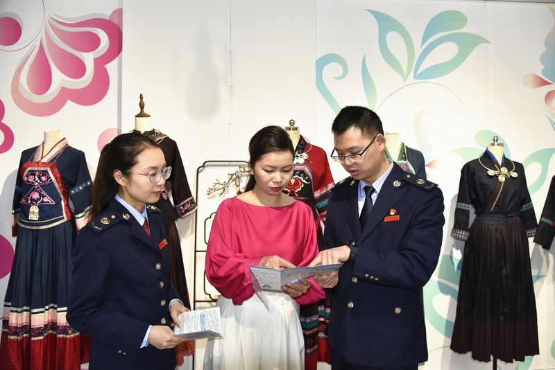 _晴隆县税务局干部深入走访贵州布依垚文化发展有限责任公司，宣传讲解“银税互动”政策。杨书琪摄