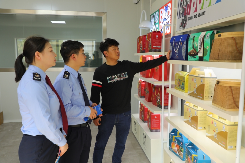 贞丰县税务局干部了解贵州胖四娘食品有限公司工坊粽子生产经营情况，宣传讲解税费政策，解答涉税疑难问题。陈有为摄