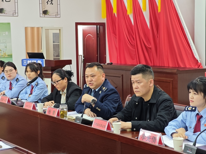党委书记、局长杨青为企业法人答疑解惑。
