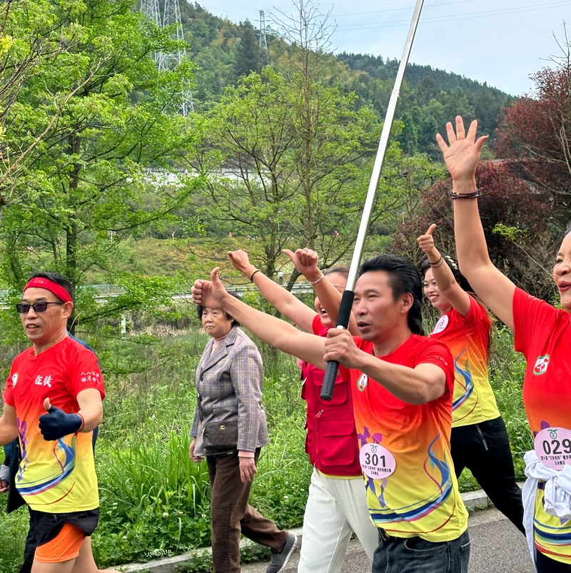 參賽隊員激情昂揚地走向終點。習水縣融媒體中心供圖
