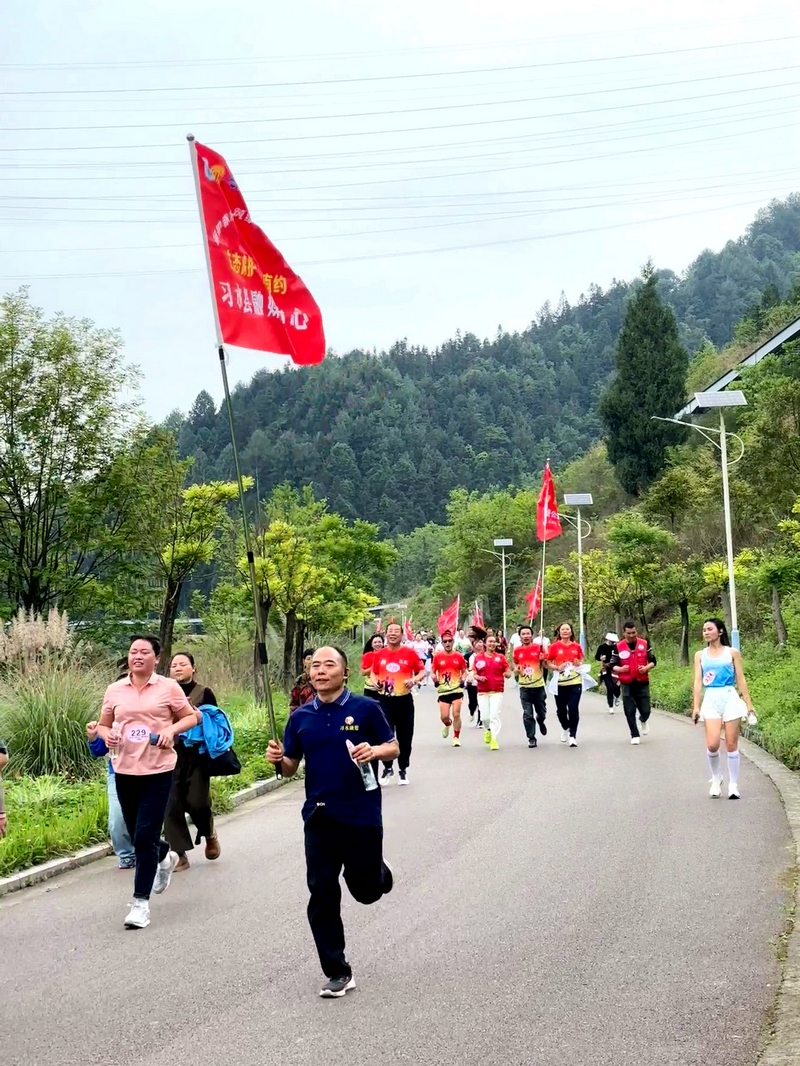 參賽者們沿4公裡環湖生態綠道前行，在運動中感受“天然氧吧”的清新氣息。習水縣融媒體中心供圖