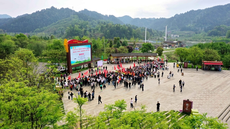 開賽前，濕地公園觀景廣場上已是一片躍動的海洋。習水縣融媒體中心供圖