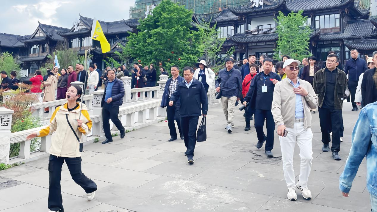 旅行社带游客在景区游玩现场。
