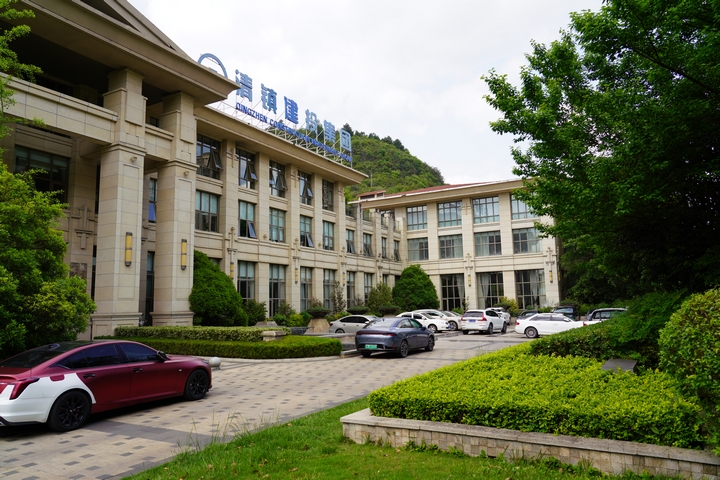 清镇建投集团停车场。沈建华 摄 (2).JPG