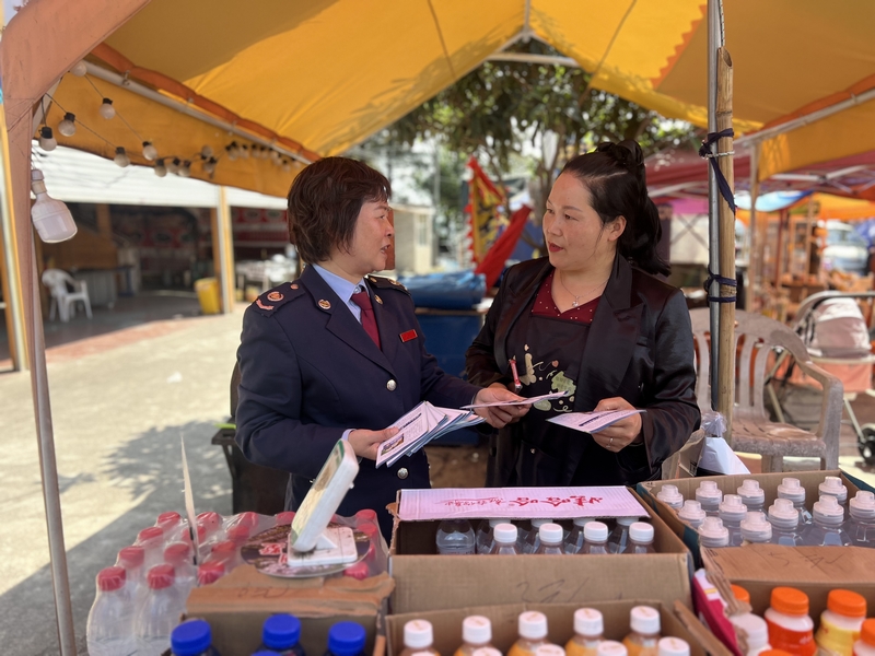 丹寨县税务局税务干部向景区商户开展税收普法，引导其合规经营。吴珊珊摄