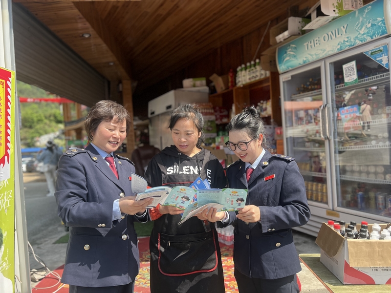 丹寨县税务局税务干部向景区商户开展税收普法，引导其合规经营。吴珊珊摄