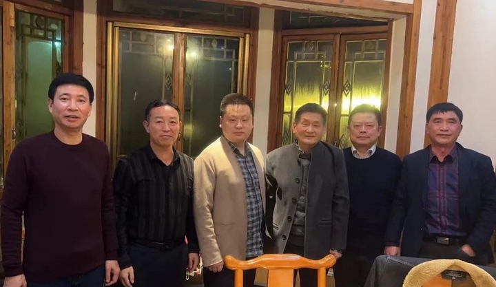 6、肖开玉（左二）、王刚（右一）与中国作协原副主席、著名作家叶辛（右三）贵州作协副主席高宏（右二）、上海电影制片厂导演叶田（左三）、《山花》杂志社办公室主任韦明殿（左一）等合影。《天下中师生》编委会供图.jpg