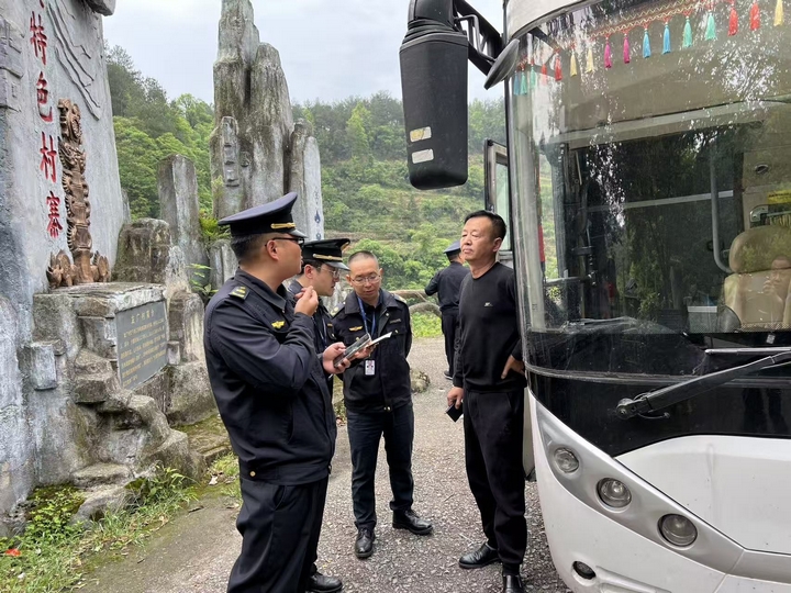 图为：执法人员对旅游大巴、导游团队开展检查.jpg