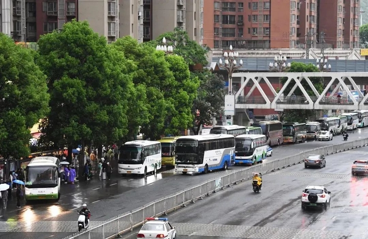 1 旅游大巴在南明区花果园满载游客准备前往全省各大景区.jpg