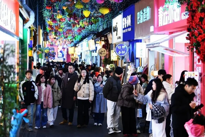 4 市民游客在青云市集内游览打卡.jpg