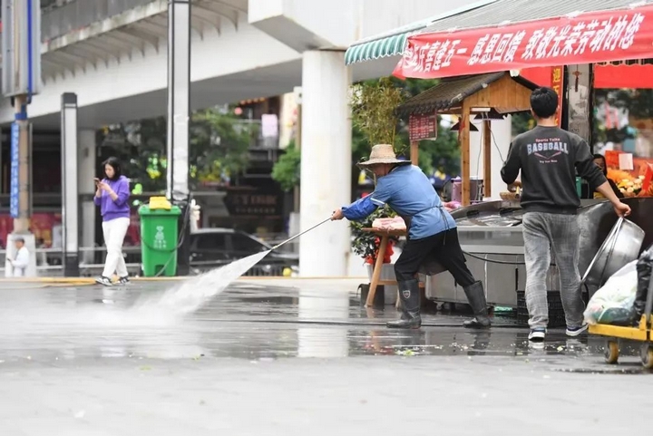 8 在南明区花果园旅游大巴集散服务点周边，保洁员正进行保洁作业。.jpg