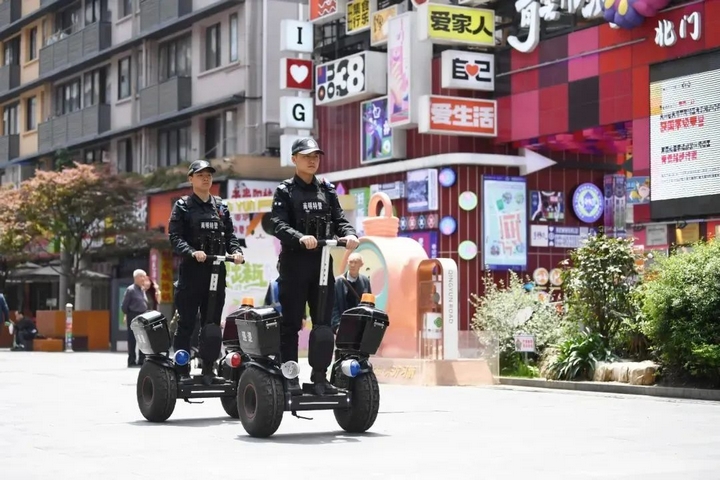 9 南明区青云路街面警务站的巡警正在青云路步行街开展街面巡逻。.jpg