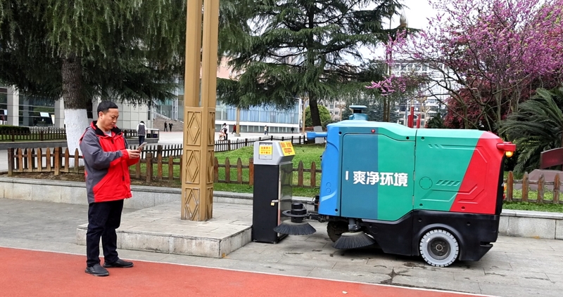 智能掃地機器人正忙碌地作業。