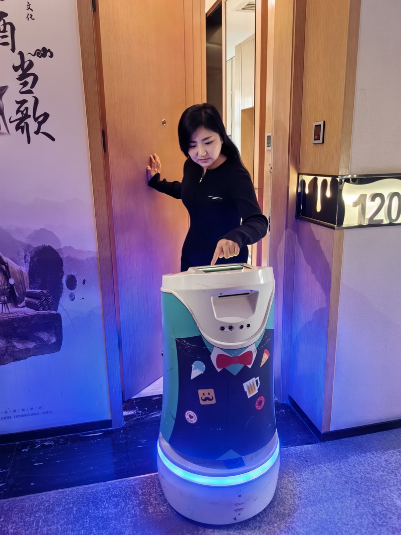 酒店智能化機器人送貨服務。