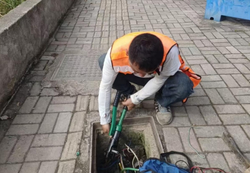 西秀区市政人员清除安全隐患现场。