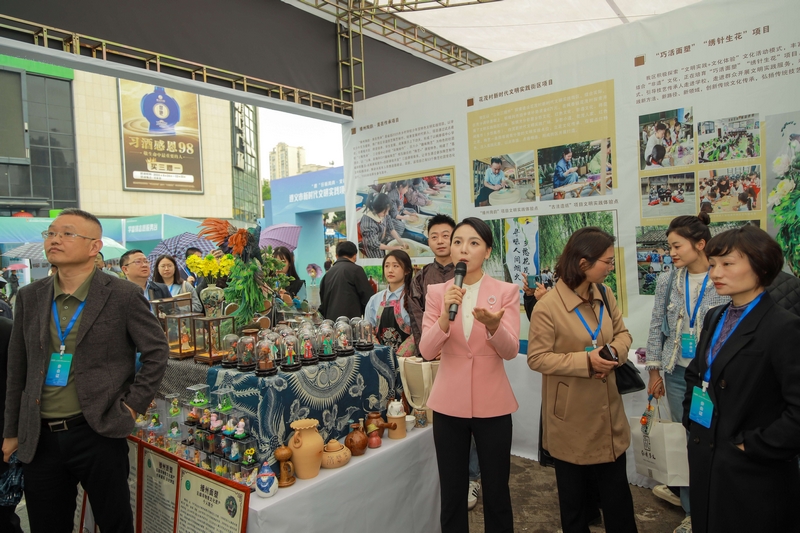 在時代廣場，各縣（市、區）開展了新時代文明實踐項目展示交流。
